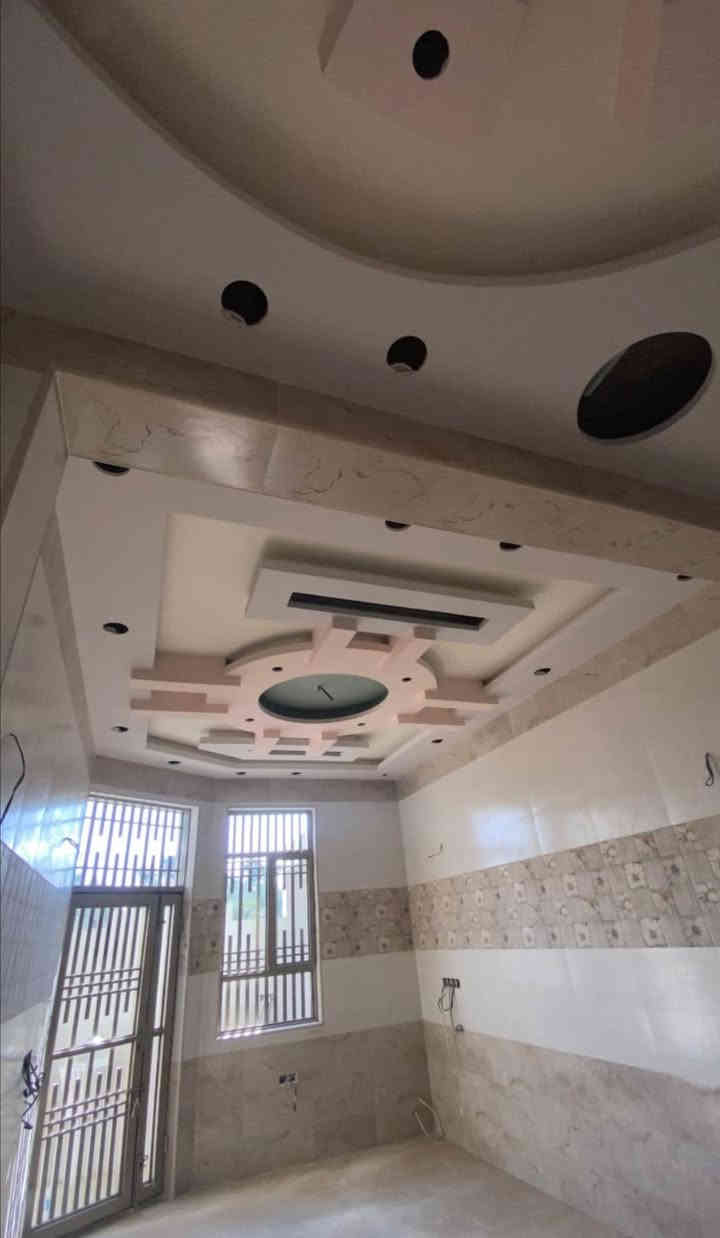 خلفه صبغ متفرغ 
طلس وصبغ شبابيك واجهيات ديكورات صبغ داخل
***********
***********
