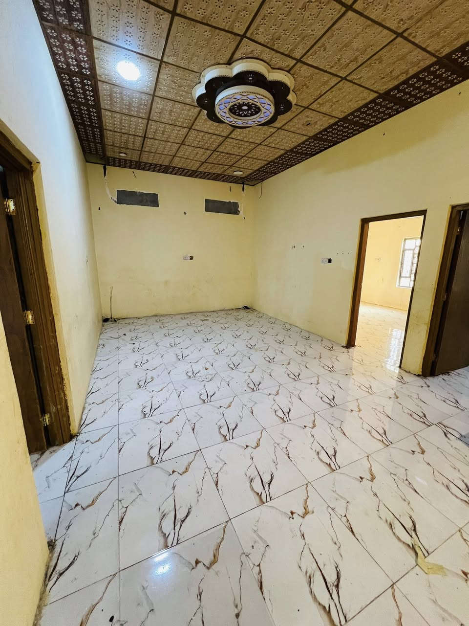 السلام عليكم ورحمة الله وبركاته🌹
اللاستفسار***********

دار سكن للبيع  🏭
المساحه200 م
جميع لخدمات متوفره 
منطقه سكنيه حلوه متربه 👍

محتويات البيت ⬇️ 
دوانيه 
وصاله
غرف نوم عدد 3
مطبخ
صحيات خارجي + داخلي

نوع العقار : طابو زراعي عراقي سند 25

العنوان : البصرة أبي لخصيب
كوت الحمداني شارع ابو دله 

سعر70 مليون وبي مجال
اللاستفسار : ***********
