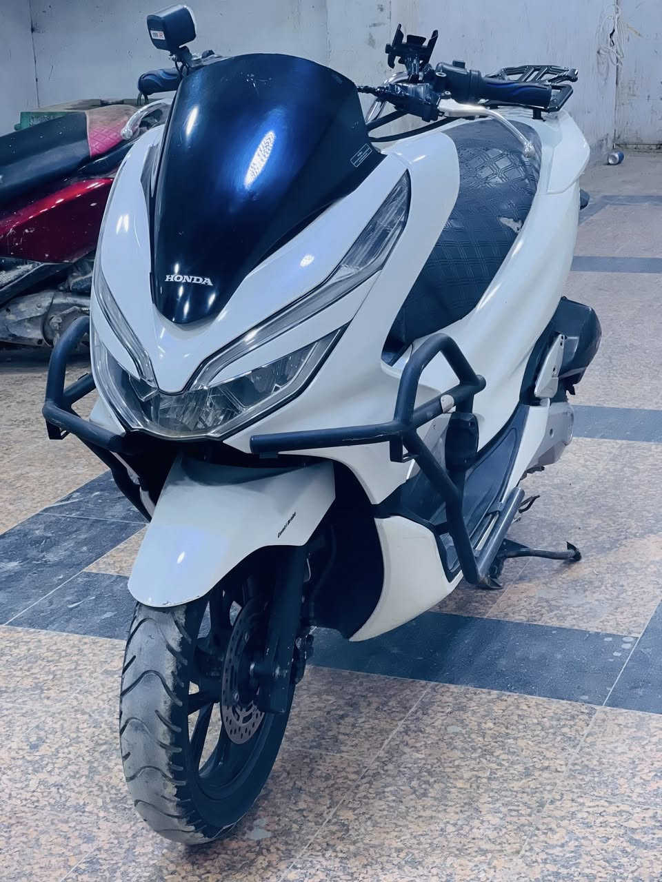 السلام عليكم
جيل ثالث2020  PCX

وارد كوري

كفاله عامة

اللون ابيض  صدفي  شذرة

حساس ازدحام

سييايه  رياضية طياريه اصليه

درع اصلي 

السعر 15 ونص وبيهة مجال

المكان بغداد المعامل   حي النصر

للاستفسار ***********  متواجد واتساب
