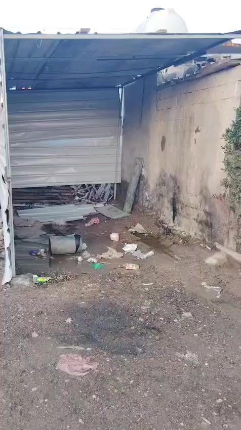 بيت للبيع في منطقة التراث قرب محطه البانزين والمصتوصف مساحه ١٦٠ متر بناء جديد ونظيف بي سقيفه مال سياره وحديقه جبيره غرفتين نوم وصاله واستقبال حمامات اثنين شرقي وغربي بيت مرتب***********
