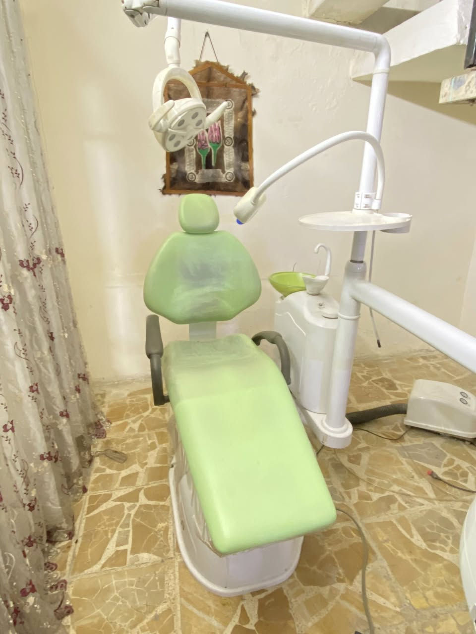 السلام عليكم
عيادة اسنان متكاملة 
جير سنتيم suntem
كومبرسر اصلي طبي مغلون دبل كاااتم(جديد)
X-Ray عامودي 
معقمة (Jrad)
ابكس لوكيتر 
اندو موتر
ربردام كت غير مستخدم
اندو cutter
ادوات قلع 
ادوات حشوات
ادوات dispossabile
كاونتر 
عارضه ادوات 
مكتب خشب كورنر (قطعتين)
كراسي انتظار ثلاثية 
المكان بغداد الغزالية 
السعر ٣ مليون 
للاستفسار 
***********
