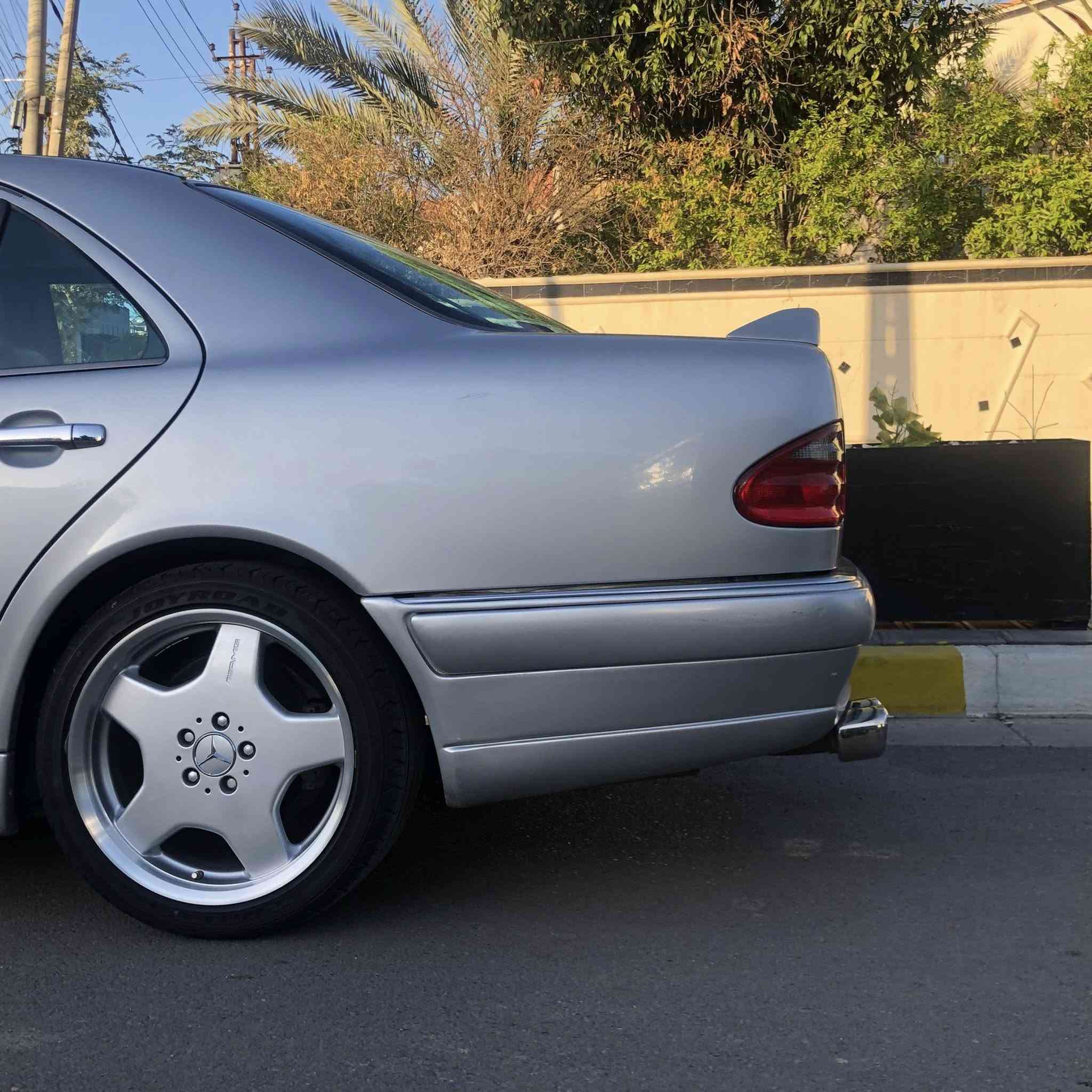 السلام عليكم
 السيارة للبيع او مراوس حسب القناعة مارسيدس ام عيون E420 V8 لڤكيندر السيارة وارد يابان عليها كت كامل AMG عليها وياله تو سايز هم AMG اصلي السيارة جديدة كلش ماشية 99 الف وقابل للزيادة بيها بارد بلباب الخلفي العكس السايق والسيارة فول مواصفات بردة خلفية وفتحة و الكشنات تحكم كهرباء و تدفئة وخزن ميموري عليها منضومة تبريد جديدة وصدر امامي خلفي كله جديد وتخم تاير جواها جديد السيارة مال جناي سعرها 155 وبيها مجال بسيط 
رقم التلفون ***********
