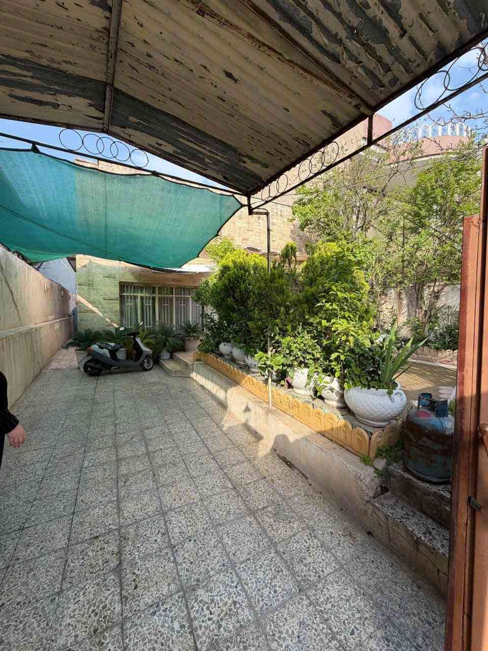 الدار للبيع 
الموقع الموصل حي المحاربين قرب شارع العجزه 
المساحة ٢٣٧ متر واجهة ٨ متر 
بأسم الشرعي 
البناء طابق واحد الاتجاه قبله 
يحتوي على مطبخ واستقبال وغرفتين نوم وحمام وتواليت 
سعر المتر مليون قابل للتفاوض 
للاتصال على الرقم ***********
او التواصل على الخاص 
مكتب نون لتجارة العقارات الكائن في حي المصارف مقابل مسبح الابراج قرب مطعم قصر السلطان 
اوقات الاتصال من الساعة العاشرة صباحا وحتى الساعة التاسعة مساء
