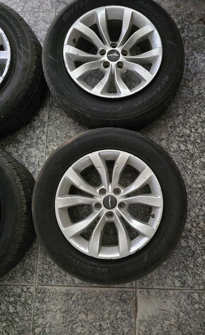 ويل اوباما كاملات هنه وتايراتهن نضافة 75‎%‎ قياس 17 ب4 ورقات بيهن مجال مكان البصره ***********
