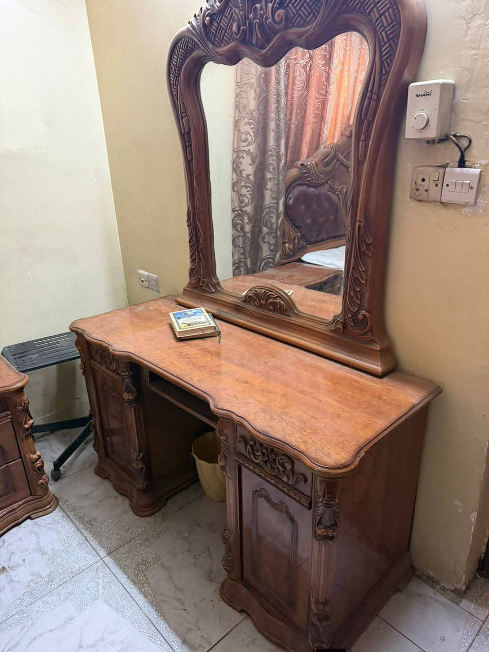 غرفه نوم ماليزيا
دولاب 6 أبواب كبير.
سرير أم نفرين.
تسريحة كبيرة.
كومدينتين الي يحب يتواصل على رقم ***********
المكان العامريه
