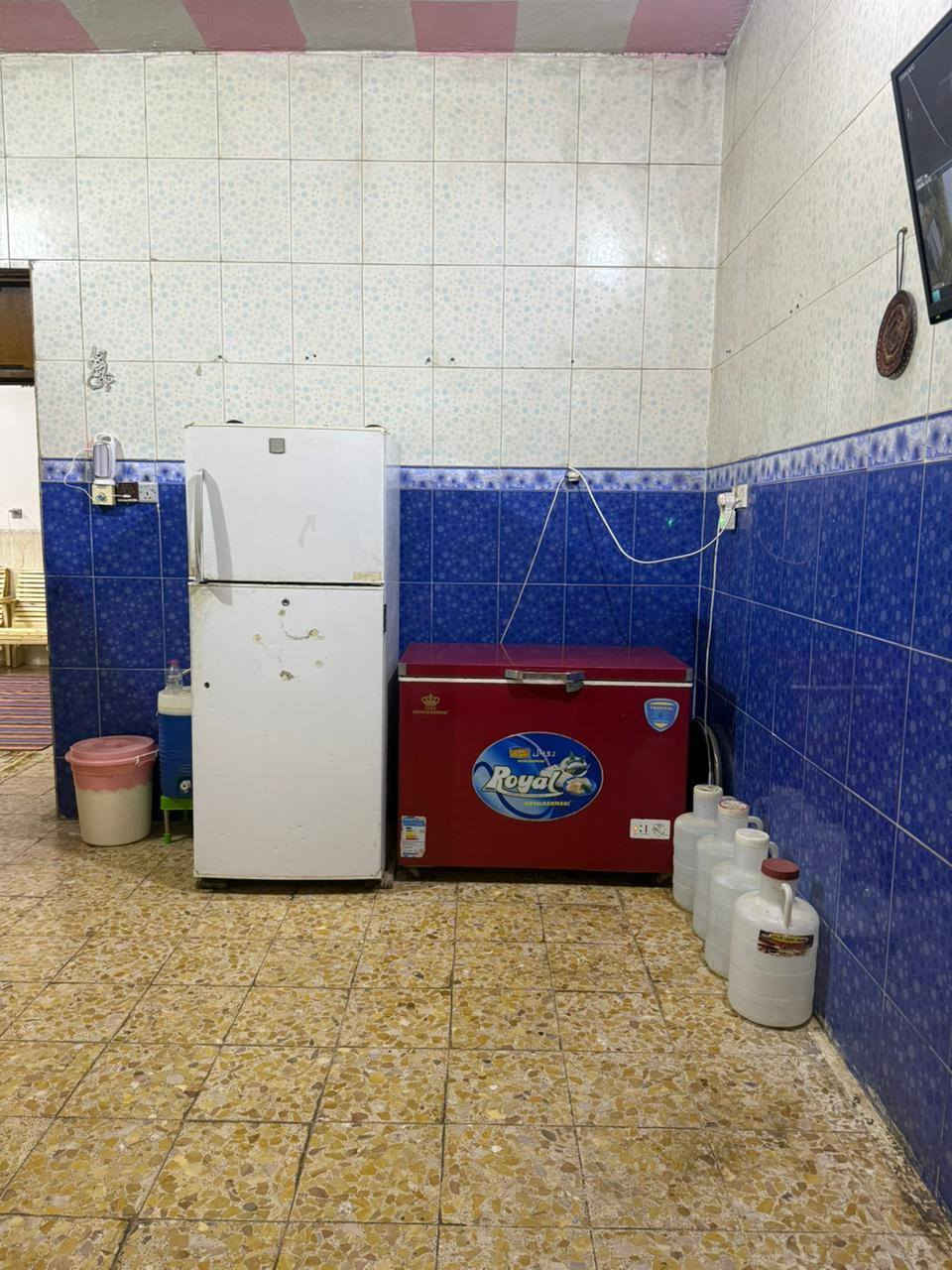 بيت للبيع ، منطقة حي الحهاد الزويرجات ، قرب مركز شباب ، وقُرب مدرسة البصرة وايضاً قريب على سوق المسقف ، البيت طابق ارضي بناء حديث ، من الداخل ديكورات وسيراميك ، يتكون من غرفتين نوم (واحدة من الغرف سويت ، مع حمام) صالة كبيرة واستقبال ومطبخ وصحيات داخلية وخارجية ،مساحة البيت 200متر ، طابو صرف ، حُر مامطلوب ، كامل الخدمات متوفرة فيه .
بيت للبيع أو مراوس ، منطقة حي الحهاد الزويرجات ، قرب مركز شباب ، وقُرب مدرسة البصرة وايضاً قريب على سوق المسقف ، البيت طابق ارضي بناء حديث ، من الداخل ديكورات وسيراميك ، يتكون من غرفتين نوم (واحدة من الغرف سويت ، مع حمام) صالة كبيرة واستقبال ومطبخ وصحيات داخلية وخارجية ،مساحة البيت 200متر ، طابو صرف ، حُر مامطلوب ، كامل الخدمات متوفرة فيه .
السعر 115 مليون قابل للتفاوض .
للأستفسار الأتصال على الرقم :***********
