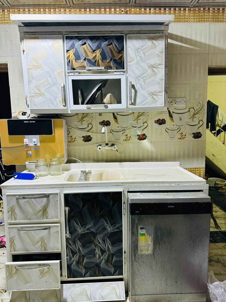 السلام عليكم كاونتر مترين ونص  القطعتين الكبار
 والسنك مرمر صب متر وسبعين
القطعه الفوك الصغيرة متر وربع
اربع قطع نظيف سعر ٥٥٠ وبي مجال قرب مستشفى الفيحاء 
وتساب ***********
