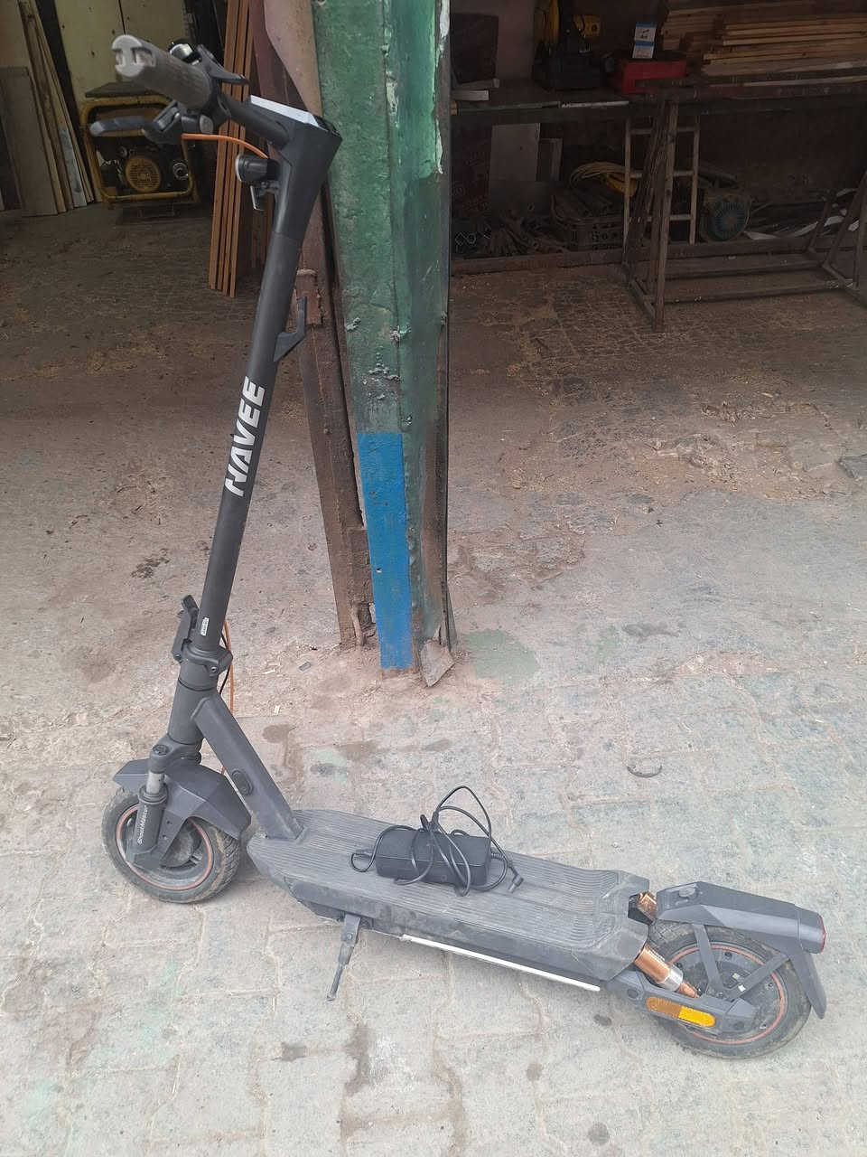 السلام عليكم سكوتر نافي الماني للبيع جديد مستعمل قليل كلش شحن يكفي 40 كيلو متر سعر 250 مكاني بغداد  الشورجة قنبر علي رقم ***********

