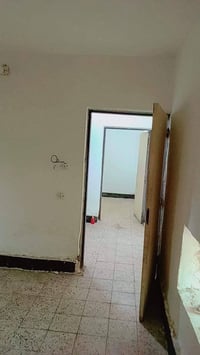 طابق ثاني للأيجار غرفتين حمام ومطبخ ايجار ٣٠٠ نهايتة مطلوب عائلة زغيرة...