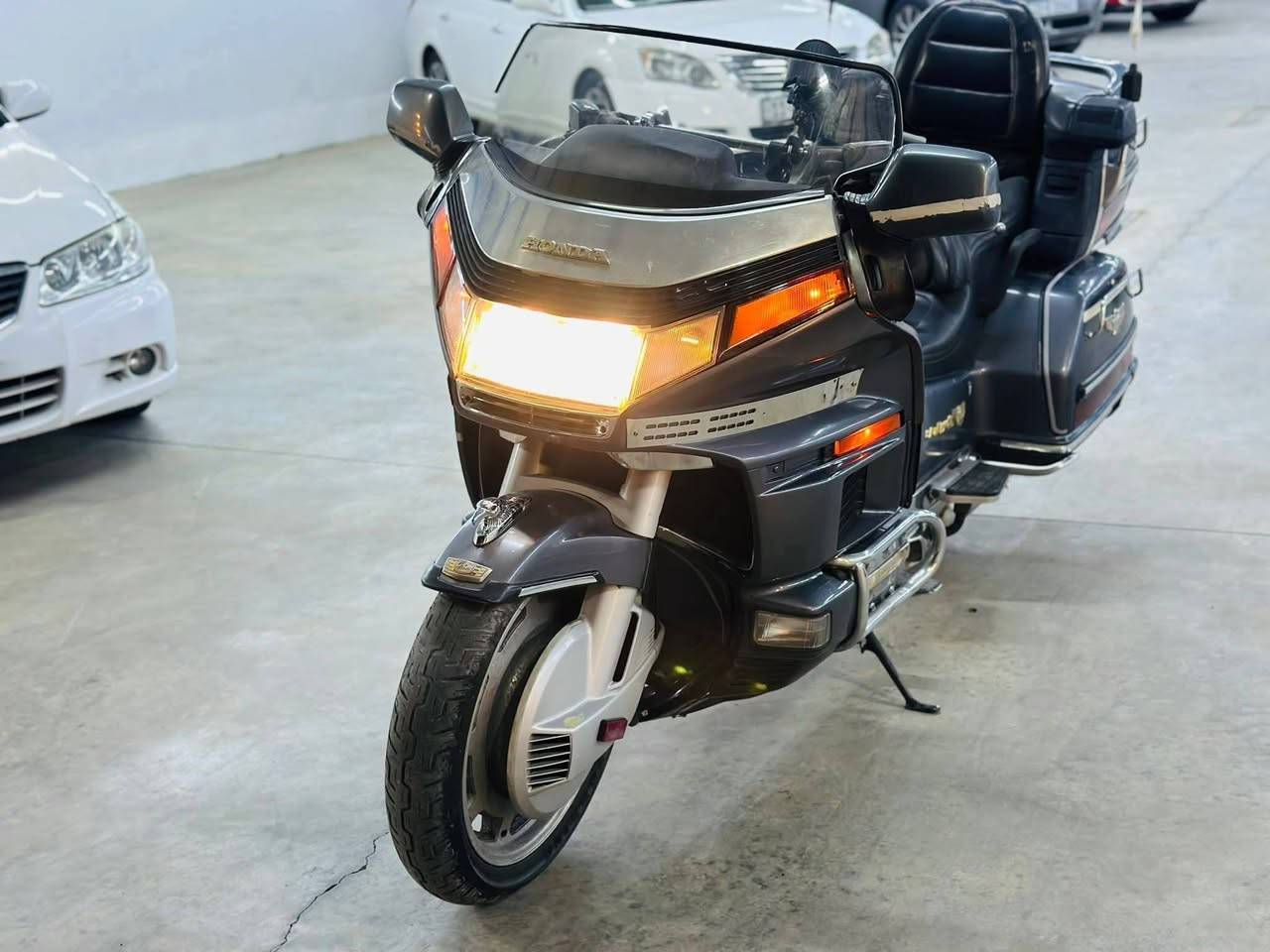 السلام عليكم كولد ونك 1500 موديل ١٩٨٨ كامل كهربائيات مسجل بلوتوث جكات بك كلها شغاله مكينه مكفوله ماشي 52 الف حقيقي بدون  سعرها 23 وبيها مجال مكاني الانبار قضاء عانهه
***********
