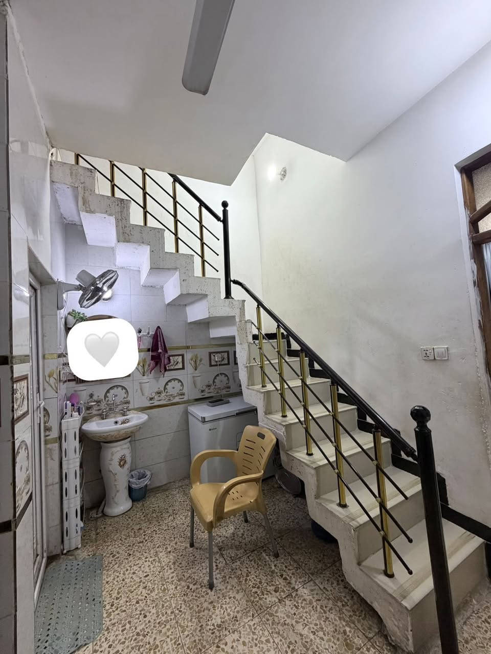 السلام عليكم 🏠 يوجد بيت لبيع بدايت كميره قرب جملت ايوب 🛣️بشارع الملعب مساحته 50متر طابقين بناء طابوك شارع تبليط خدمات كامله سعره 60مليون الاستفسار 📞 ***********
