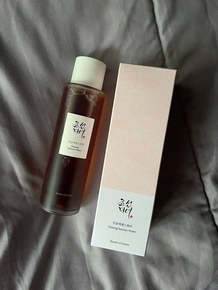 ✨ يتميز هذا التونر بخفة وزنه وقابليته السريعة للامتصاص، مما يجعله مثاليًا للاستخدام اليومي لترطيب وتغذية البشرة. 

✨  يحتوي على مكونات ترطيب عميق تساعد في ترطيب البشرة ومنع جفافها. 

✨  يحتوي على خلاصة الجينسنغ التي تعتبر من المكونات الغنية بالمغذيات والتي تساعد في تغذية البشرة وتحسين مظهرها العام.

✨  يعمل على توحيد لون البشرة وتفتيحها للحصول على بشرة متألقة ومشرقة.
 
✨ يساعد استخدامه بانتظام في منع ظهور علامات الشيخوخة مثل الخطوط الدقيقة والتجاعيد.

✨ مناسب للبشرة الدهنية والمختلطة و الحساسة.

الحجم: 150 ml.
*صنع في كوريا الجنوبية🇰🇷*


**إذا كنت صاحب هذا الإعلان وتريد حذفه لأي سبب، رجاءا أرسل رسالة إلى الدعم الفني**
