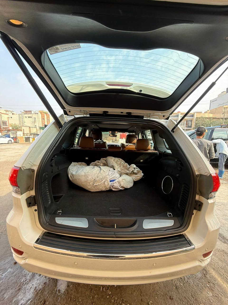 السلام عليكم

جيب موديل 20خليجي كفاله عامه 

فول مواصفات اوفر لاند 

داخل قرميدي 

بنوراما 

نظام صوتي 

عدسة لايت متحركه 

تدفئه وتبريد كشنات 

وضعيات قيادة 

جكات تصعد وتنزل 

وبعد بيهة هواي مواصفات معروفه مواصفات الاوفر لاند وجاهزه السياره مابيها نقص ولا برغي 

 رقم بصرة شبه مميز بأسمي تحويل ثاني يوم 

السعر ب 315 وبيهة مجال   

للاستفسار 

‭٠٧٧٢ ٥٧٨ ٤٦٠٦‬ الزبير, البصرة
