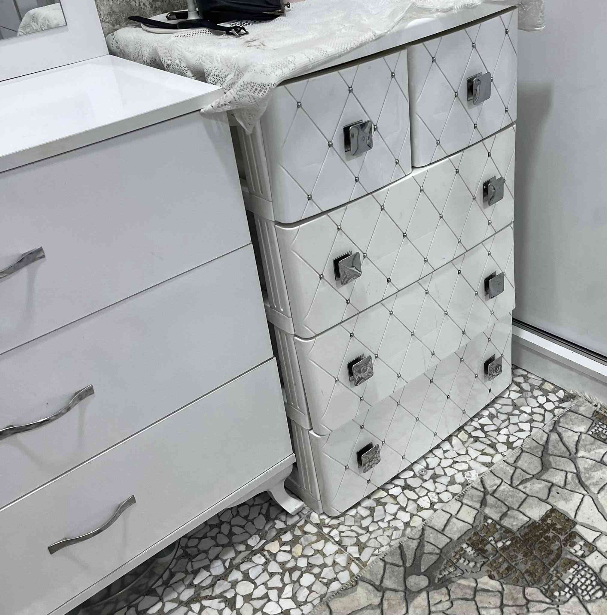 غرفه تركيا 5 قطع نظيفة ومابيها اي عيوب 
كنتور 
سرير 
ميز تواليت 
2 كومدي 

ايضا مجارير بلاستيك 
مكانه البنوك 
السعر 275 وبيها مجال 
النقل والفتح على المشتري


**إذا كنت صاحب هذا الإعلان وتريد حذفه لأي سبب، رجاءا أرسل رسالة إلى الدعم الفني**