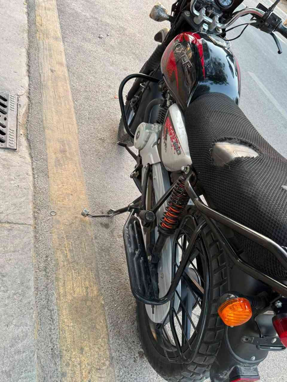 السلام عليكم شباب عندي بوكسر مرقم للبيع✅
 نضيفة ما بيها اي نقص
  بعدها زيرو ماشية بس 20 الف حقيقي 🔥🔥
الدراجة موديل 23 نازلة ب25 
🛑ملاحظة الدراجة ما مشتغلة دلفري مال بيت 
الدراجة ما مفتوفة ولا ملعوب بيها بعدها على براغيها  مال شركة 
الدراجة شخط ما بيها ما مسوية اي حادث 
ناقصها بس سايق🙋‍♂️ 
تحويل ثاني يوم 🤝
السعر 2650 وبيها مجال بسيط
مكاني بغداد يم فلكت ابو جعفر المنصور 📍
☎️للاستفسار ***********
