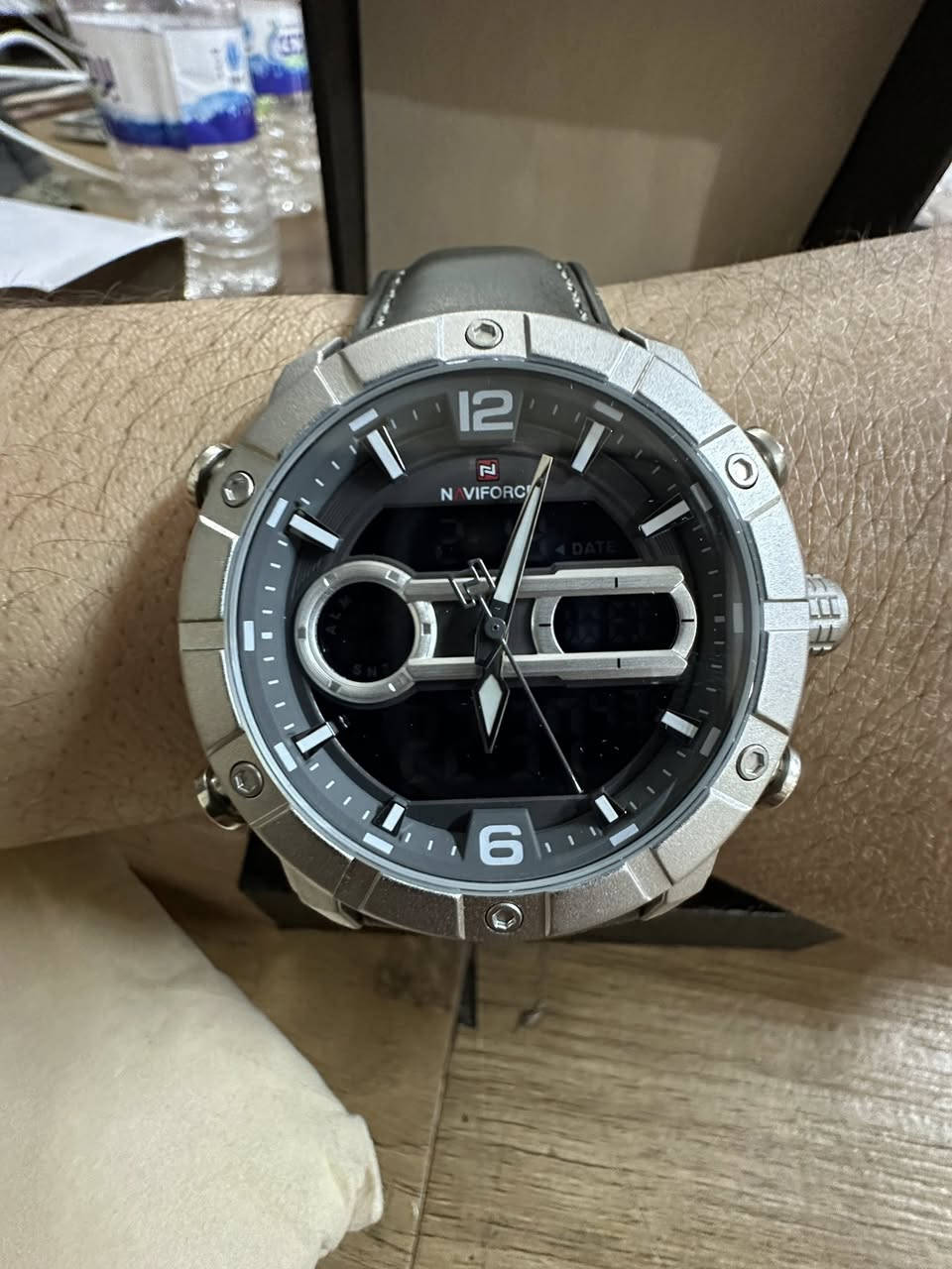 � ساعة NAVIFORCE أصلية – تصميم رياضي فخم 🔥

⌚ ساعة رجالية مميزة تجمع بين العقارب والشاشة الرقمية (Analog + Digital)
ستايل عصري مناسب للكاجوال والرسمي 👌

✨ المواصفات:

 • عرض وقت أنالوك + ديجيتال
 • تاريخ + منبه + مؤقت
 • إضاءة ليلية
 • مقاومة ماء 30M (غسل يدين ورذاذ)
 • حجم كبير وجذاب
 • سوار مريح وتصميم متين

💎 حالة ممتازة ونظيفة جداً
📦 مع العلبة

💰 السعر: 45 ألف دينار عراقي
📍 الموقع: (اكتب منطقتك)
📞 للتواصل: (اكتب رقمك)

سعر مناسب جداً مقابل الشكل والمواصفات 🔥
الجادين فقط يراسلون ✉
@


**إذا كنت صاحب هذا الإعلان وتريد حذفه لأي سبب، رجاءا أرسل رسالة إلى الدعم الفني**