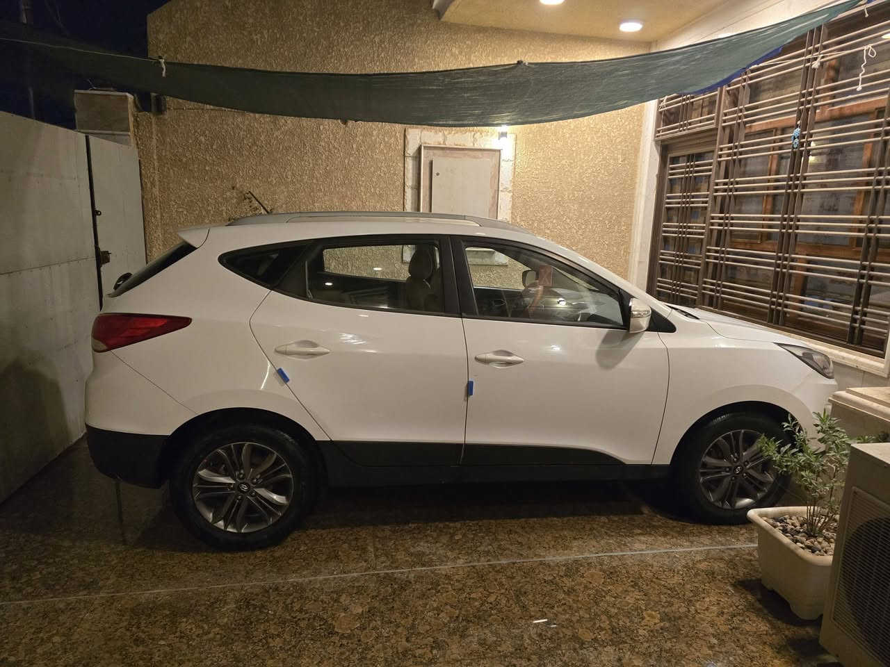 للبيع توسان خليجي موديل 2015 
رقم بغداد انكليزي بأسمي 
سنويه 27 ( ماشيه 102) محرك وكير مكفول وسياره ايضاً كفاله .
 بيها بعض الملاحظات البسيطه
للاستفسار :
***********
مكان سياره في بابل ٠
