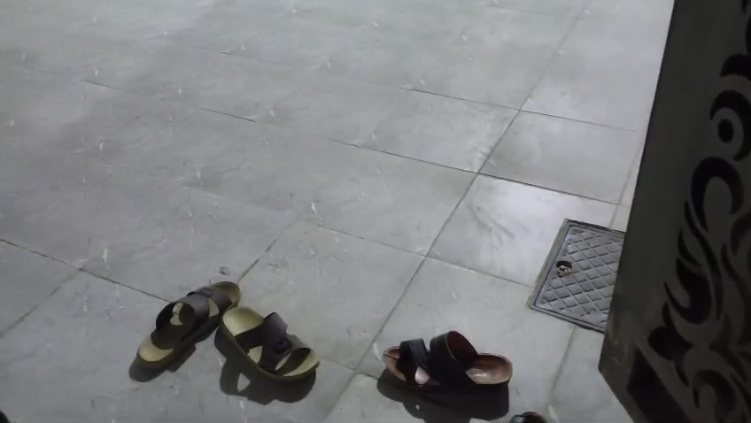 عندي بيت للبيع مساحته 100م يحتوي على غرفه وصاله ومطبخ حار وبارد وصحيات عنوان كوفه شارع ميثم التمار الحي الصدر الثالث قرب أسواق الجبوري رقم *********** واساب