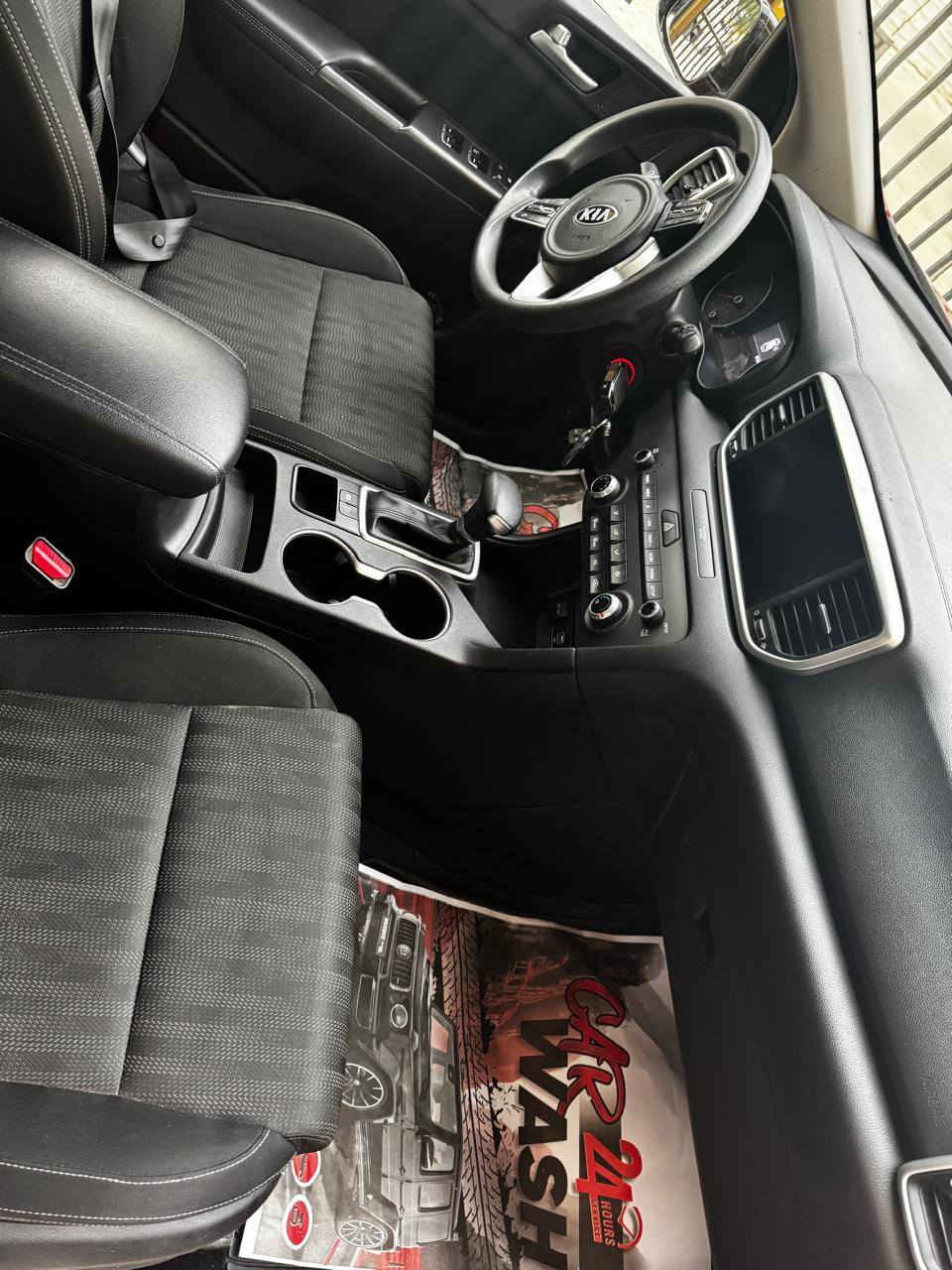 السلام عليكم ورحمة الله و بركاته
 سبورتج وارد اميركي موديل ٢٠٢٢ شكل القديم 
سيارة مواصفات روعه ماشيه ٩٥ الف كيلومتر 
رقم بغداد  دولي باسمي تحويل مباشر 
تخم تاير ويل كب مكينه و كير كفاله تبريد مجمده لايت زينون عالي وناصي ستيرن فول تحكم شاشه و توقف ذاتي و تحديد مسار و رادار  السيارة كما موضح في السونار المرفق سياره ترايها لاوروبا كامله و جاهزه للاستخدام 
 سعرها ١٧٠ و بيها مجال للجادين مكانها بغداد 
للاتصال   ***********
