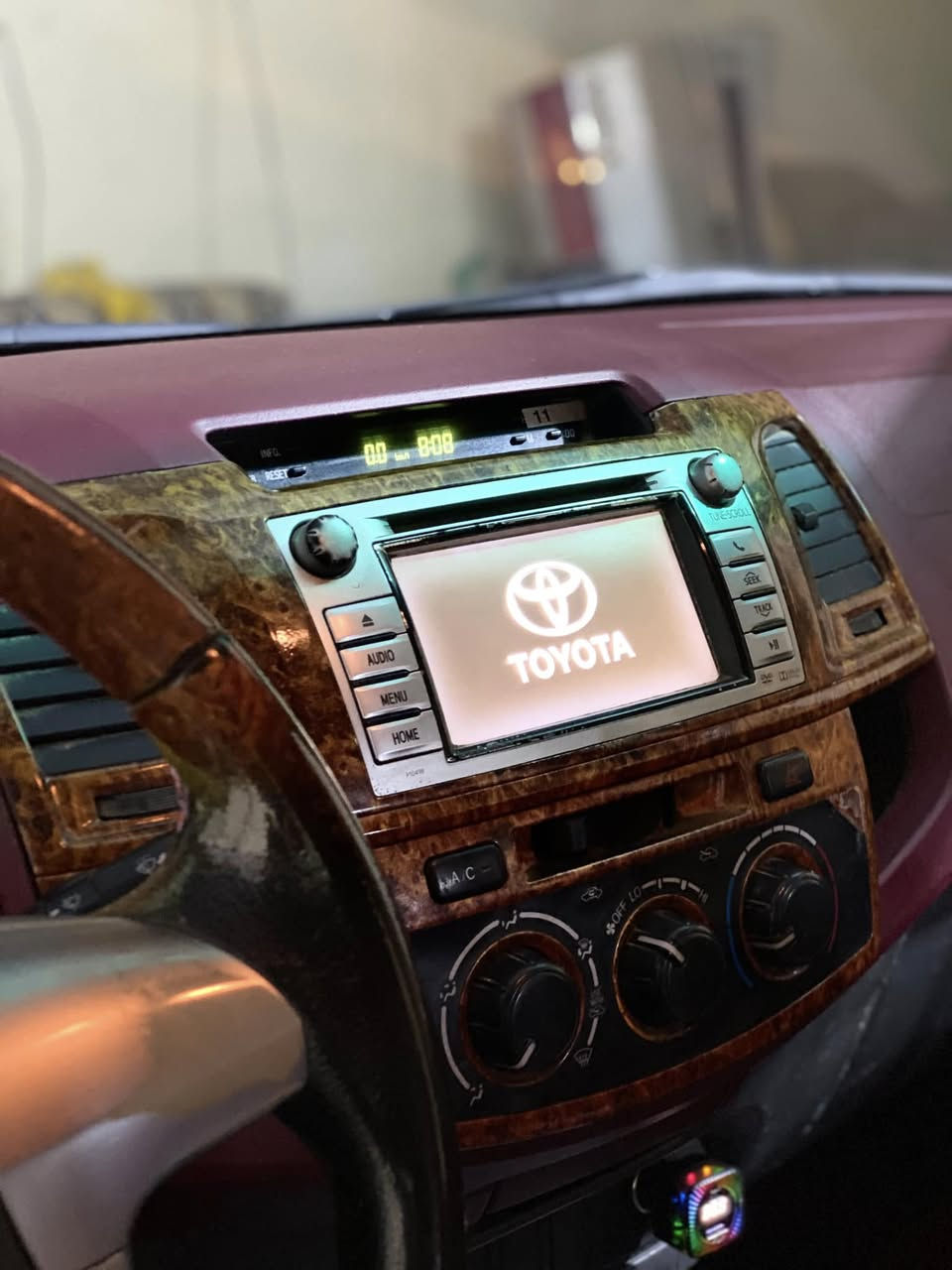 سلام عليكم للبيع بيكم هايلوكس موديل ٢٠١٤ السياره جديده من الدعاميه الى دعاميه رقم بصره تحويل ثاني يوم السياره جديده معنه الكلمه مكينه مامفتوحه كير تماتيك مكان السياره البصره الزبير المو شراي لايتصل ***********
