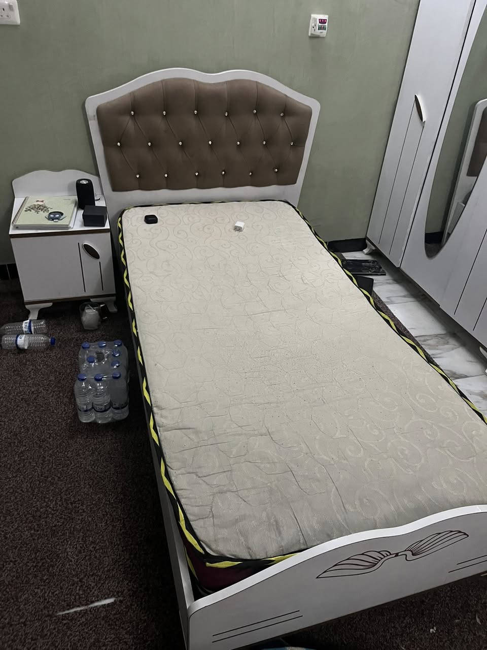 سلام عليكم غرفه  نظيفه كما بالصوره حي الاعلام  ***********
