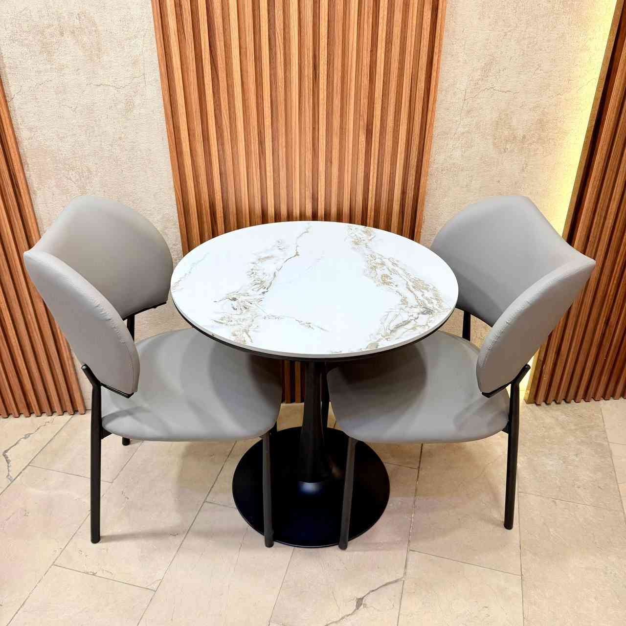 ‎⬇️ تخفيضات العيد ⬇️

‎سيت استراحة  ميز طعام وكرسيين
‎سطح الميز رخام مزجج 
‎قياس الميز  70* 70 سم 
‎الكراسي دوشمة جلد وارجل حديد 
‎السعر 135 الف 🥇
‎وتوجد خدمة توصيل


**إذا كنت صاحب هذا الإعلان وتريد حذفه لأي سبب، رجاءا أرسل رسالة إلى الدعم الفني**