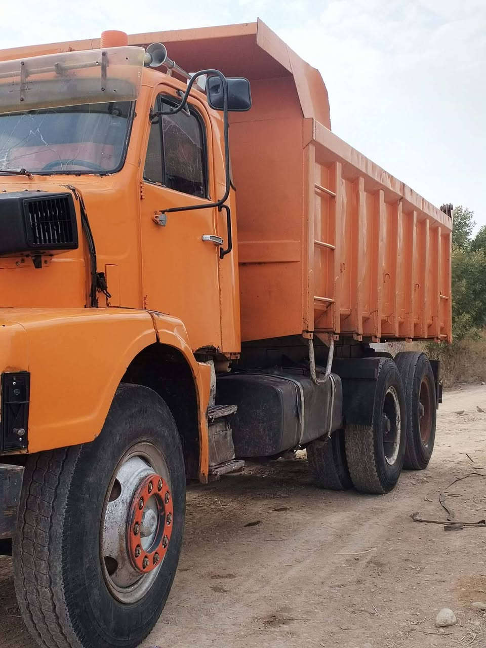 سلام عليكم قلابي فالفو ابو زلوف بلادي قلابي لا تبخير ولا تنقيص  موديل ٨٢ رقم ألماني بسمي تحويل ثاني يوم صبغ عام تايرات نص عمر  ***********
