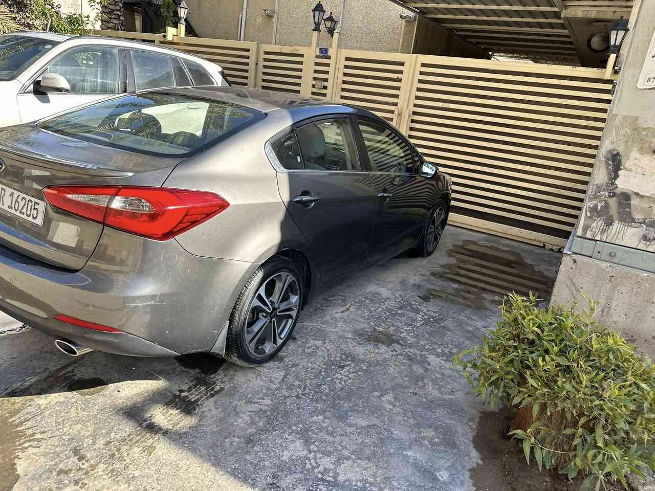 السلام عليكم اخوان عندي كيا سيراتو خليجي وكالة الدولية موديل ٢٠١٣ شكل ٢٠١٤ استلام الشركة محرك ١٦٠٠ لايتات لدات امامي خلفي مري شفط تحكم استيرن ٣ وضعيات سبورت واقتصادي ومريح 
السيارة ماشية ٣١٠٠٠الف كيلو فقط صالنصة رياضي السيارة بدون صبغ بدون بارد حت دعاميات شرط سنوية جديدة رقم جديد السيارة كلشي شركة حت الجامة بدون فطر شركة بلادي  السعر ١٣٥ مكان السيارة زيونة رقم صاحب السيارة *********** مراسلة ع الواتس فقط الاجابة
