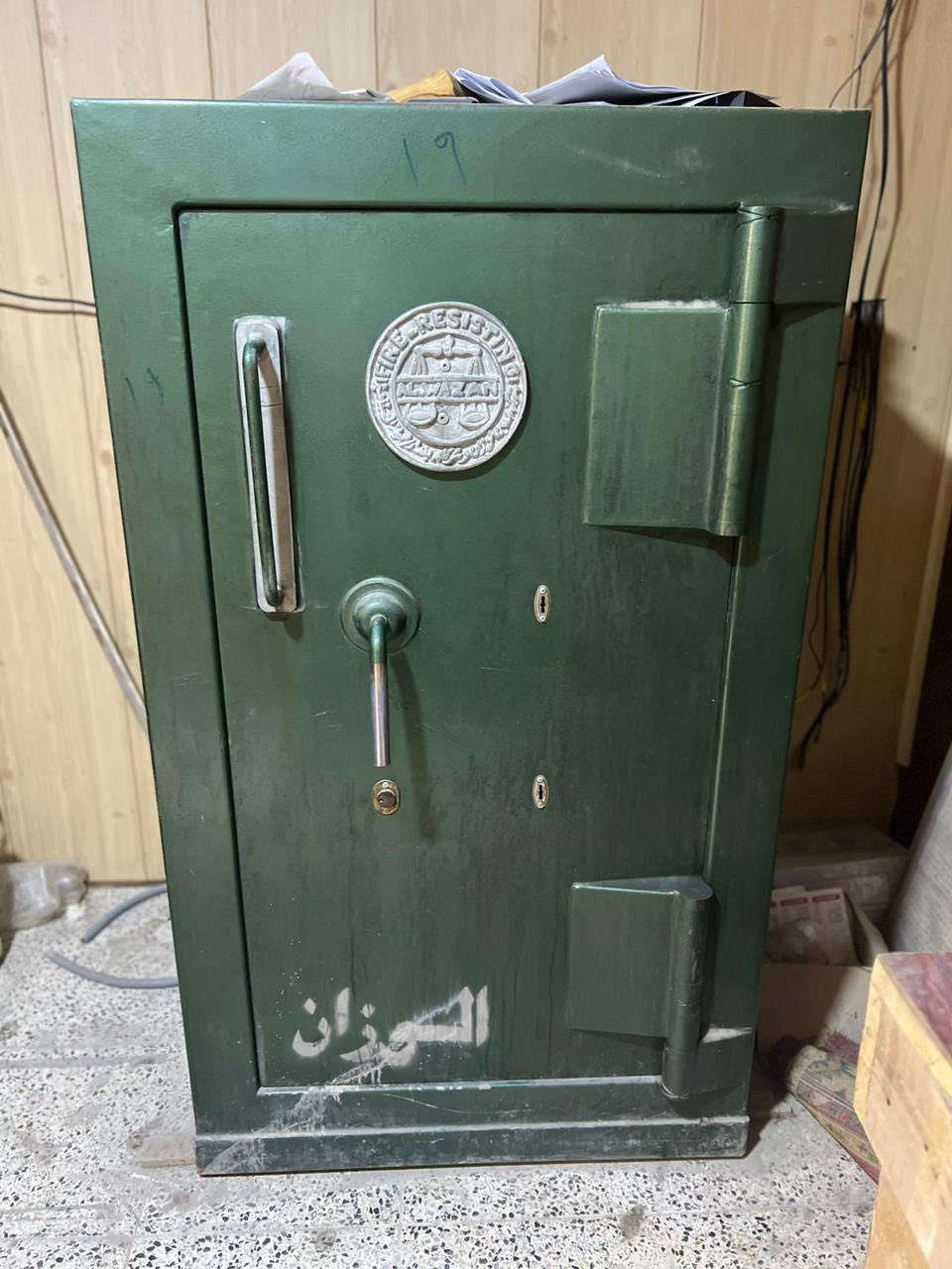 سلام عليكم قاصه اسمه الوزان 
الطول 155
العرض 90
الوزن اكثر من طن ضد الحريق ضد الكسر سعره 11ورقه عنوان بغداد  ***********
