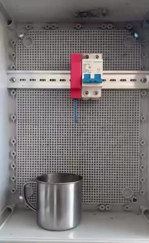 إطفاء الحريق 🔥 
نظام إطفاء الحريق التلقائي المتطور للوحات الكهربائية. 

حماية ذكية وسريعة تضمن سلامة المنشآت وتمنع الكوارث قبل وقوعها. 

الخيار الأمثل للمشاريع الهندسية والكهربائية. ⚡🔥

0785 497 6 497
