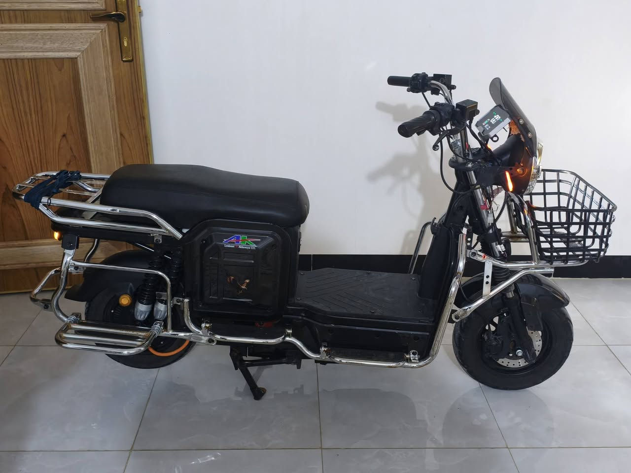 موطور همر شحن 6بطاريات موديل25
صار 5اشهر من اخذتة بعده شدخ ما مشدوخ
بطارياته كلهن عل فحص 
بصمه وسويج دبل اشارة
ملف 2000واط عزم قوي 
سرعة 6 شاشة دجتال ملونة 
نضام بارك كلوب زنون
سرعة 60 
الموطور بعدة وكالة 
مكاني خالدية 
سعر 725وبي مجال حگ الجيه 
لتواصل ***********
