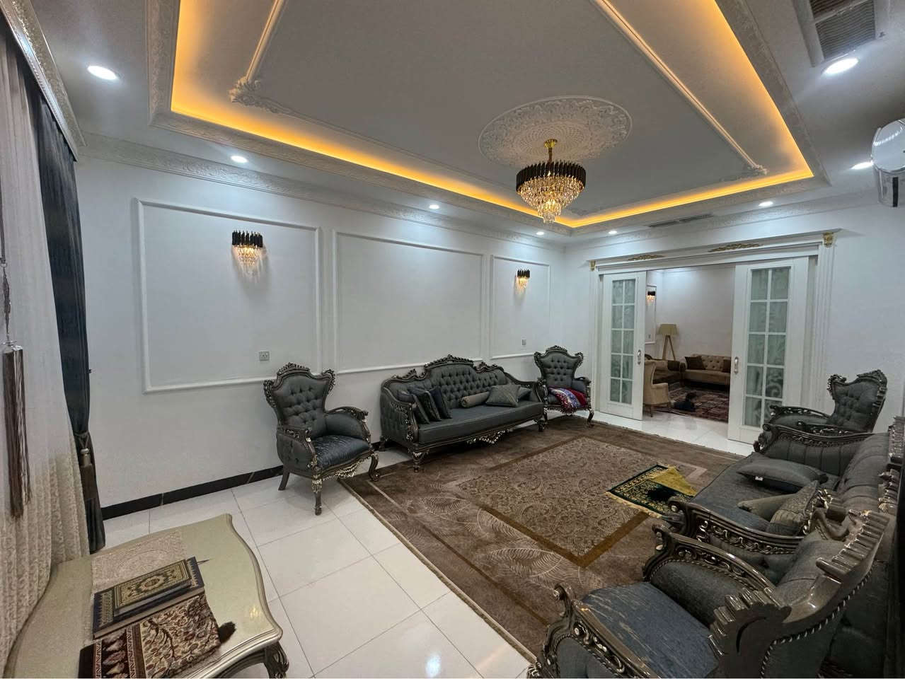 � خانوو بۆ فرۆشتن – 32 پارک (چوارگۆشەی زێڕین)

دەرفەتی باش بۆ کڕینی خانوویەکی نوێ‌ دروستکراو لە شوێنێکی نایاب لە ناو چوارگۆشەی زێڕین – 32 پارک.

🔹 تایبەتمەندییەکان:

 • بینای نوێ
 • سیستەمی فلات
 • چێشتخانەی تەواو (مەتبەخ)
 • ڕووبەری: 200 مەتر چوارگۆشە
 • شوێنی نایاب و نزیکە لە هەموو خزمەتگوزارییەکان

🔹 نرخ: گونجاو بۆ گفتوگۆ

📞 پەیوەندی:
***********
یان پەیوەندی لە تایبەتی أربيل, العراق
