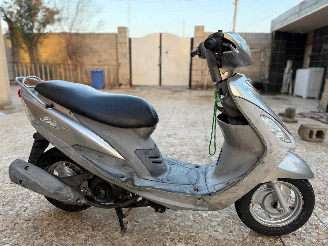 السلام عليكم 
دراجه ماكس قچمه للبيع 
الدراجه توها طالعه من الحاويه اني مطلعها بأيدي صارلها شهر 
الدراجه ختم واحد مكينه مكفوله تجيب وياك واحد يفحصها وتتوكل على الله بيها اوراق ومدفوعه گمرك يعني الدراجه تترقم واسويلك مكاتبه بيها مكاني البصره الدير 
***********
