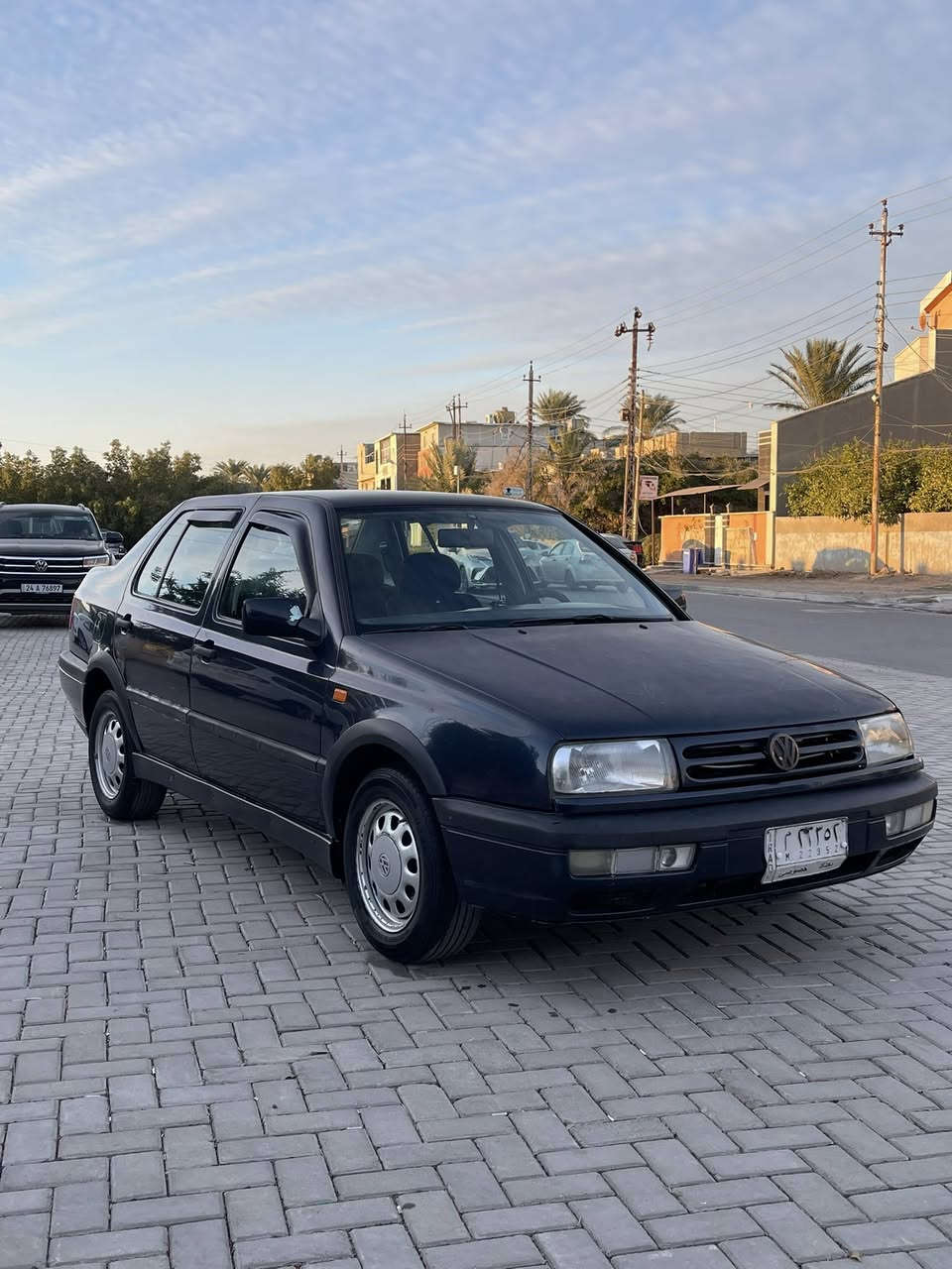 السلام عليكم ورحمة الله وبركاته
فنتو موديل 1994 
رقم بغداد الماني مشروع وطني 
مكينه 2000 بيضه
بيها دخانه من صالصنه فقط
كير مكفول على الفحص
تبريد شغال 
صدر امامي خلفي جديد 
ضربه فقط جاملغ خلفي وطارف الحوض
وشرط الباقي صبغ فقط بدون معجون تجي وتشوف وتفحص
غرفتها جديده جداً كراسي وبطاين بوب ودشبول لا كسر لا فطر 
كهربئيات كلها شغاله مابيها اي نقص
عنوانها بغداد العامريه شارع العمل الشعبي 
سعرها 45 
***********
