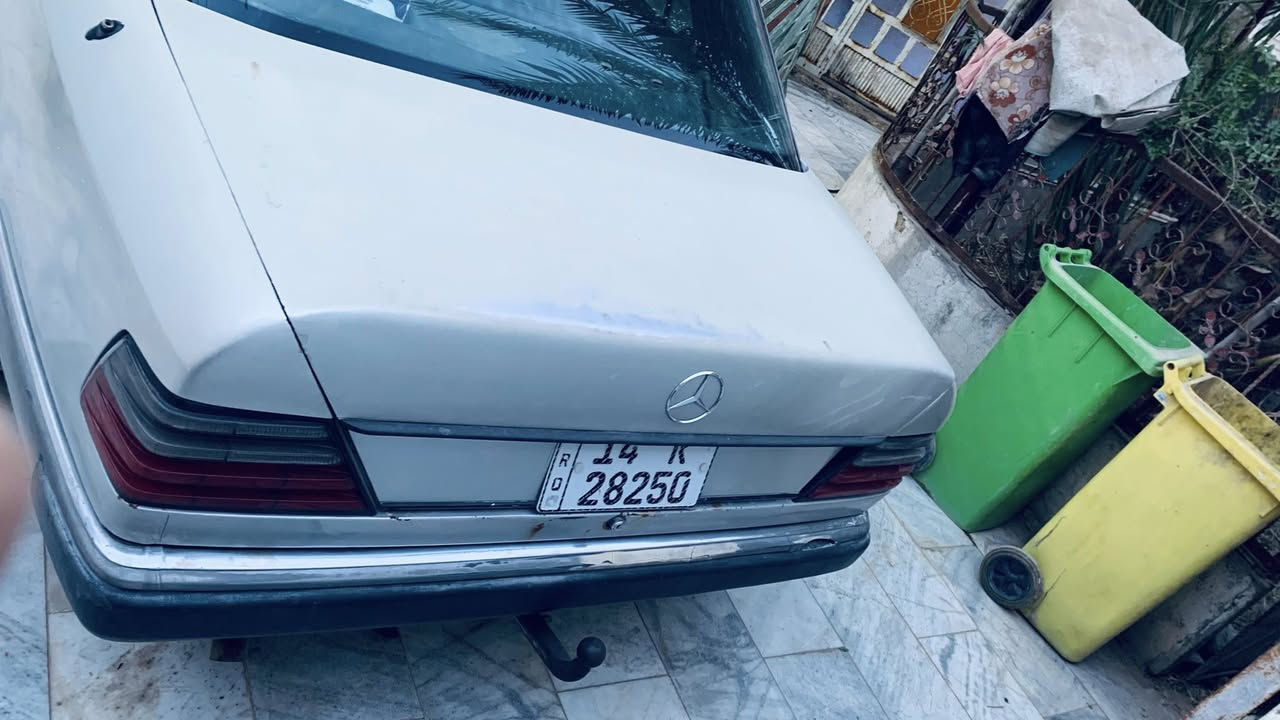 سلام عليكم 
مارسيدس دب موديل 93 رقم بصرة دولي باسم ولد صديق
كير محرك بطة نظيف البدي تجي بعينك تشوفة مكفولة من صبغ والضرر  السعر المطلوب   48 وبية مجال قليل. مكاني القرنة الشرش ***********
