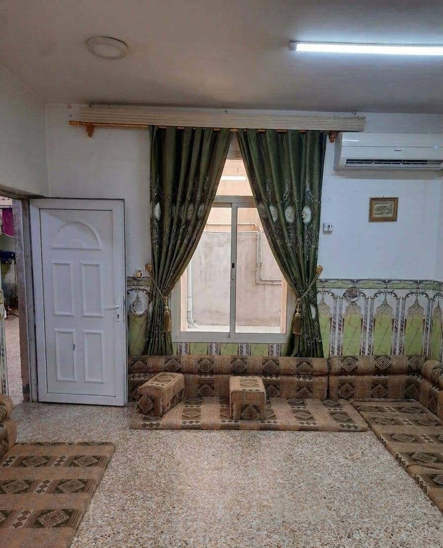 بيت للبيع حي العصري شارع المدارس قرب مدرسه أكد المساحه 150متر يتكون الجوه 2غرف+كلودر+صاله+مطبخ القاط الثاني 3غرف +مطبخ البناء، عكاده بس البيت نضيف متعوب عليه السعر 110 الاستفسار***********
