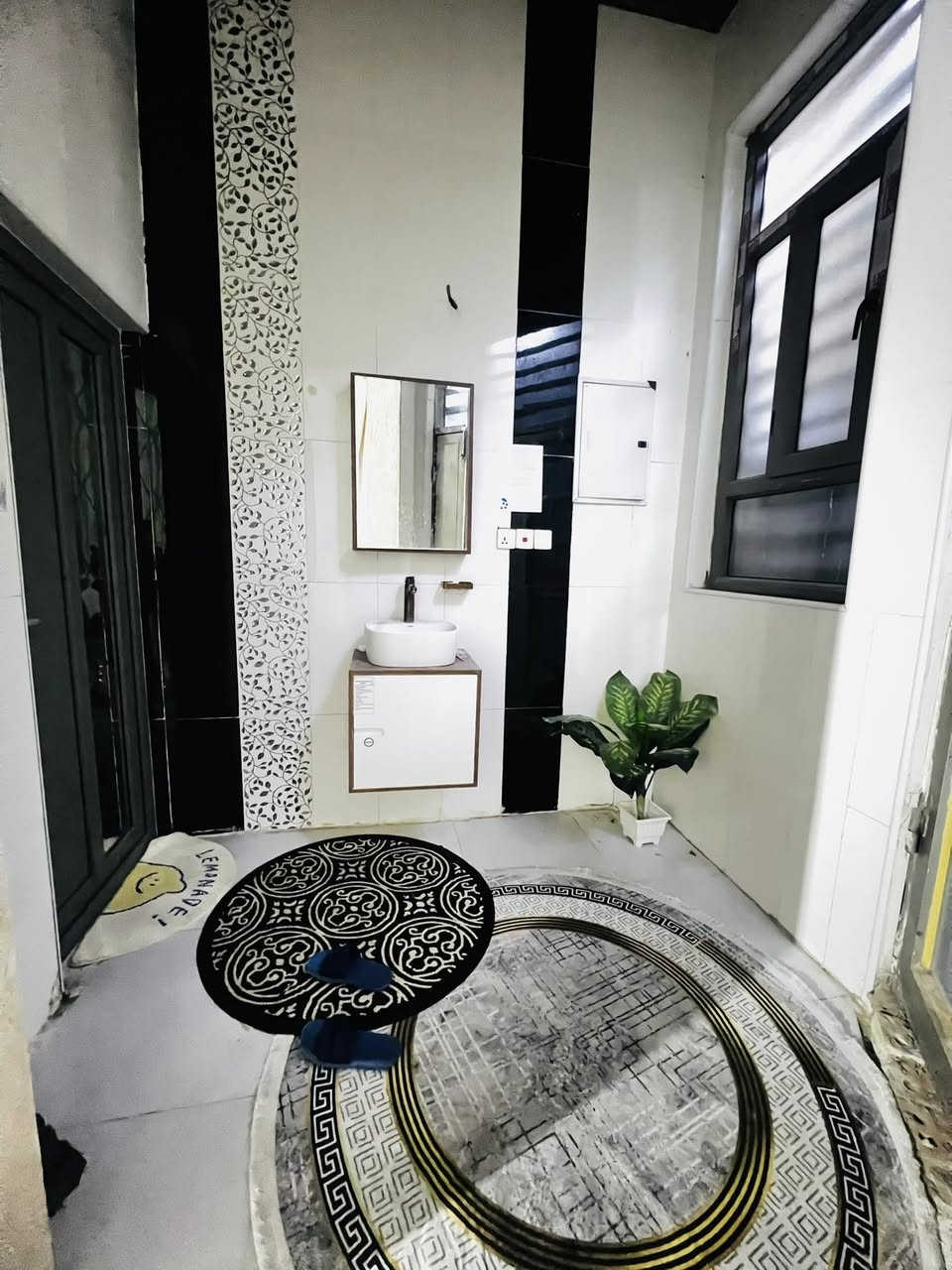 بيت للبيع مساحه 200متربناء حديث سنه 24  حي الفارس مقابل مدرسه مطلوب اسكان 53مليون.طابقين اي استفسار  رقم موبايل ***********
