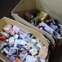 شلعه مكياج للبيع بيهم فوك ٤٠٠ قطعه بيهم مكياج عادي بيهم اصلي وبيهم عطو...