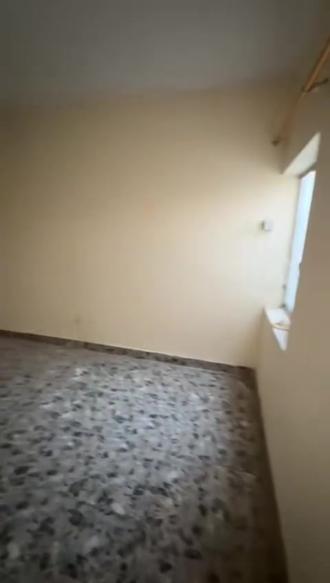 السلام عليكم
بيت للأيجار 80 متر  (٣ غرف نوم ومطبخ وهول وطرمة )
العنوان /حي الجوادين قرب جامع الامام الرضا 
٣ طوابق 
الاول هول + مطبخ + حولي +طرمة وحمام داخلي وخارجي 
الثاني غرفة نوم + غرفة سويت مع حمام داخلي 
الثالث غرفة نوم + سطح 
البيت بي درج داخلي ممكن عزل الطابق الاول عن الثاني 
سعر الايجار 550 الف 
للاستفسار الاتصال على الارقام
***********
***********
البيت حالياً فارغ

