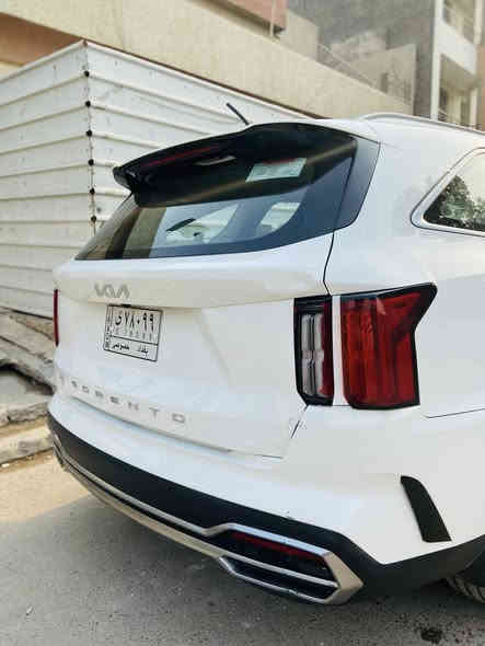 السلام عليكم 
سياره للبيع كيا سورنتو موديل 2022 السياره خليجيه مكفوله كفاله عامه من الصبغ ماعده طخه خفيفه بالباب الخلفي وموجوده صور الطخه بالمنشور السياره ماشيه 20 الف مواصفاتها بصمه تحكم استيرن تحكم استيرن جهتين ويل جبير 19 لد نهاري 3 قطع تبريد 7 راكب باب الخلفي كهرباء مكاني بغداد وهذا رقمي ***********
