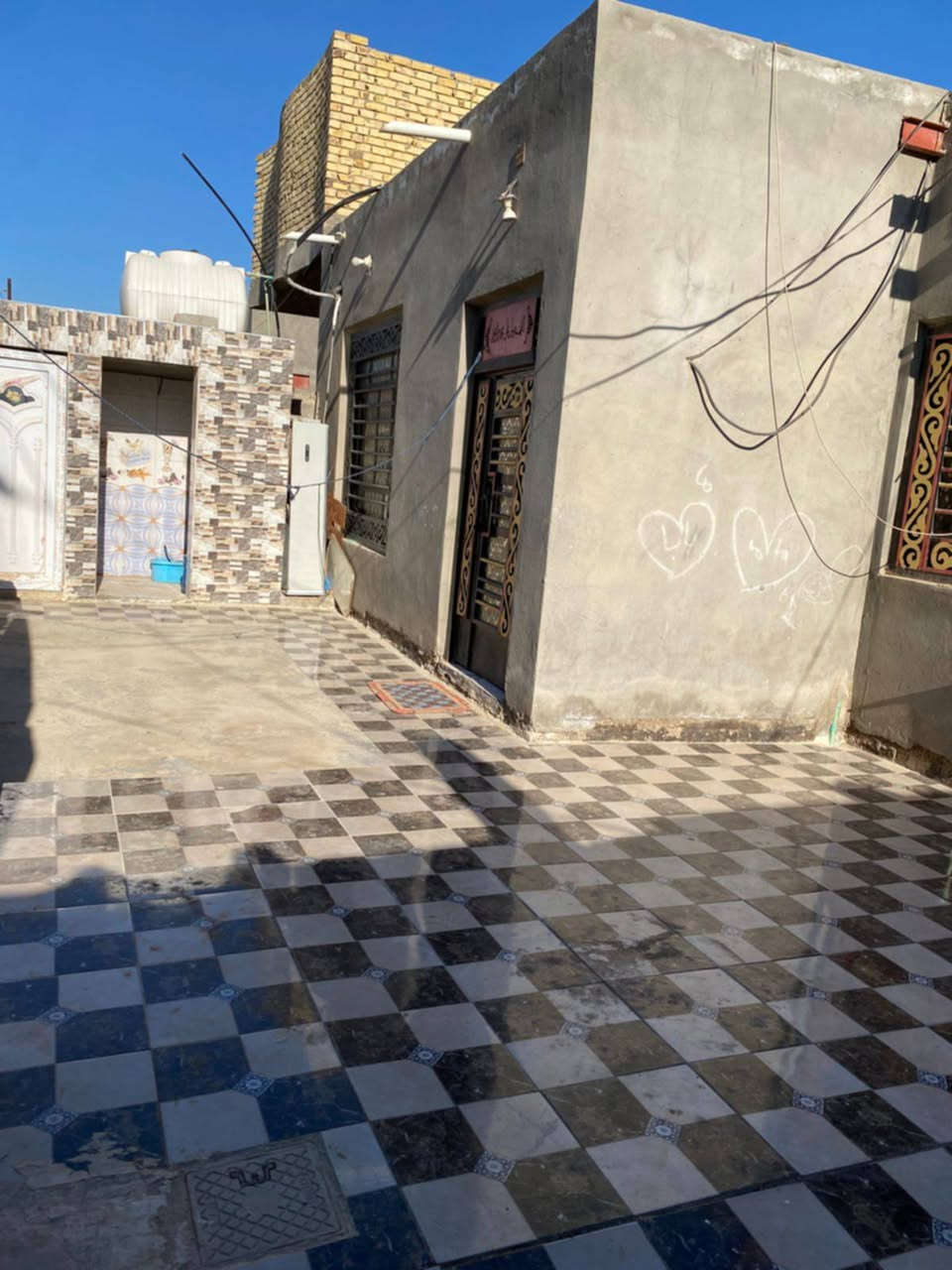 بيت مساحة 200
واجة 10 ونزال 20
بيت غرفتين  4×4ونص
صاله 9×4
المطبخ 4×7
استقبال 4×6
البيت بناء حزام طابوق والباقي بلوك زراعي مشمول بل تطويب حي حريه علئ حولي قرب مدرسه ام بنين. 
***********
