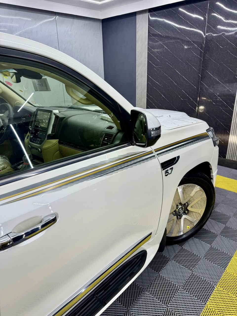 تيوتا لاندكروز 2016 ( لكزس V.X.S )
‎اللَّهُمَّ صَلِّ عَلَى مُحَمَّدٍ وَعَلَى آلِ مُحَمَّدٍ

لاندكروزر 2016  VXS

‎ملاحظە : الاخوان رجائن بس بیع نقد بدون مراوس📌

أخت زيرو بل كارتون 📦📦

زيرو شريكة ساز 

جكات

محرك 8 (5.700) ليكزز

مواصفات ليگزز

‏‎ماشييه 73 كم حقيقي

‏‎لاندكروز VX.S 

‏‎موديل.موديل 2016

‏‎فول مواصفات 1/1

‏‎السيارة مواصفات اللكزس 

‏‎1-جوبلس تصعد وتنزل 

‏‎2-  كامرات 5

‏‎3- تدفئة وتبريد كشنات 

‏‎4- كشن سايق خزن ميموري 3 وضعيات 

‏‎5-شاحن لاسلكي 

‏‎6- نضام ترحيب عند الاقتراب 

‏‎7- دبل ماوس 

‏‎8- شاشة تحكم لكزس 

‏‎9- شاشات عدد 3 

‏‎10-تشغيل عن بعد 

‏‎11- كراسي كهرباء 

‏‎12- مكينة V8 /5.7

‏‎13-زراك لايت 

‏‎14- 5 بصمة ابواب 

‏‎15- سيستم صوت لكزس 

‏‎16- رادرات امامي + جانبي 

‏‎17- ستيرن صاج 

‏‎18- 8 ايرباك

‏‎19- فور ويل 

‏‎20- حساسات امامي خلفي 

‏‎ماشي 73,000 كم

‏‎22- نضام ايكو تقليل صرفية 

‏‎23-ثلاجة 

‏‎مواصفات VX.S معروفة ما يحتاج اذكر لبقية 

ا‎مكفولة كفالة عامة من الدعامية إلى الدعامية 

ا‎بدون بارد بدون صبخ ،بدون رصعات ،بدون حتا شخط

ا‎،رمل مابي ،حتا لحية بدون صبخ بقية كلها بشرط

محرك كير بشرط مامفتوح

سيارة حيل نظيفة كلشي عل بلاد لوك

سنوية زنكة كلشي جديد مدفوع لـ2029

باسمي السنوية بشرط تحويل و خرامة 

سيارة مابيـها دينار مصرف كامل من كل نواحي

سعر 538$

رقم صاحب سيارة ***********
