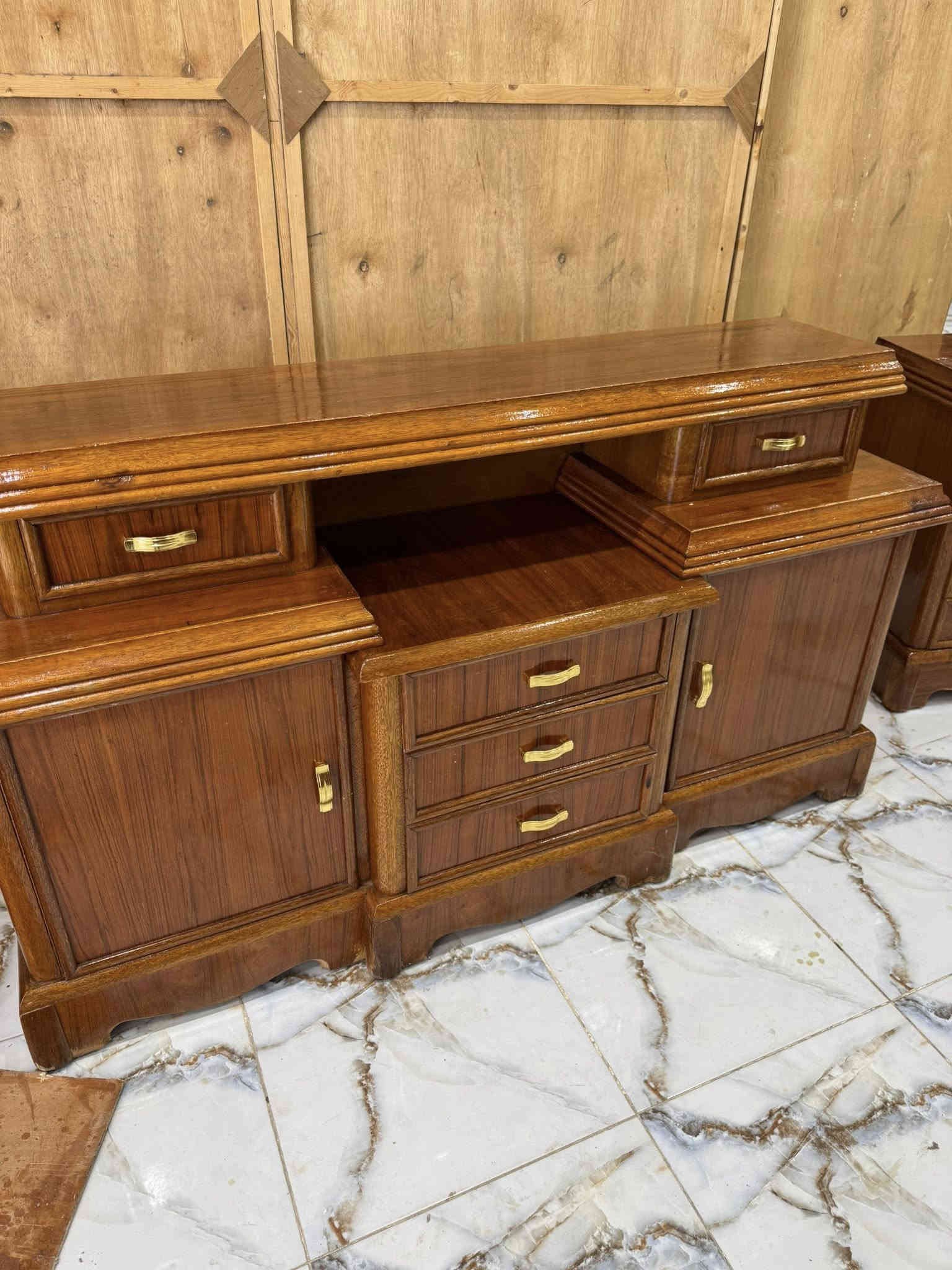 السلام عليكم                                                                    غرفة صاج طبيعي معاكس خشب جاوي وجه الغرفة ٥ملم داخل ٤ ملم مستعملة.  ونظيفة جدا الغرفة مامرتبة بصورة بالحقيقة احلى  الاستفسار للبيع فقط اتصل ***********
