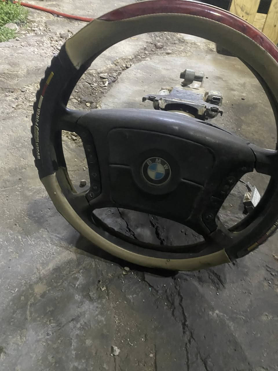 السلام عليكم شباب 
تخم ابواب 740 طويل 
صلنصه 730 و735 
دركه رياضي 
دركه 740 
مجمع كامل مال 740 جوزه تشغيل وماطورات و مجمع ماسحات ولايتات 
عربانه 740 
كلمن وسعره اتصل وحاضر ***********
