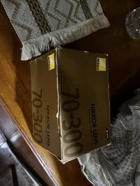 كامرة نوع نيكون D5200  نظيفة جدا وياها عدسة  70-300 مكاني بغداد ورايده...