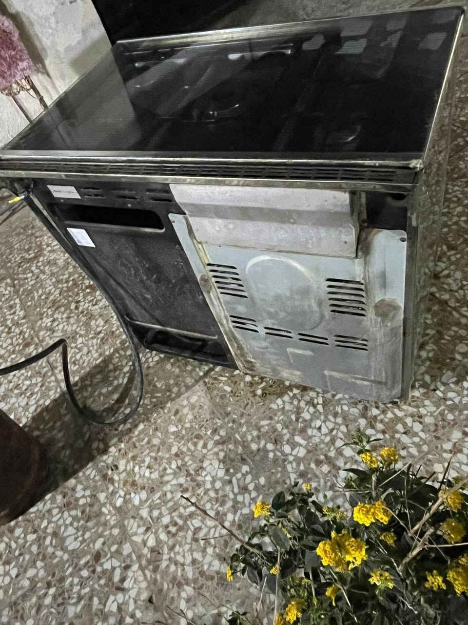 طباخ نضيف كله شغال السعر ١٦٠ وبي مجال المكان نهايه الشعله قرب العلوه منطقه الدهله ل***********
