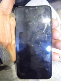 آيفون XS • ٦٤ • شاشة مكسورة