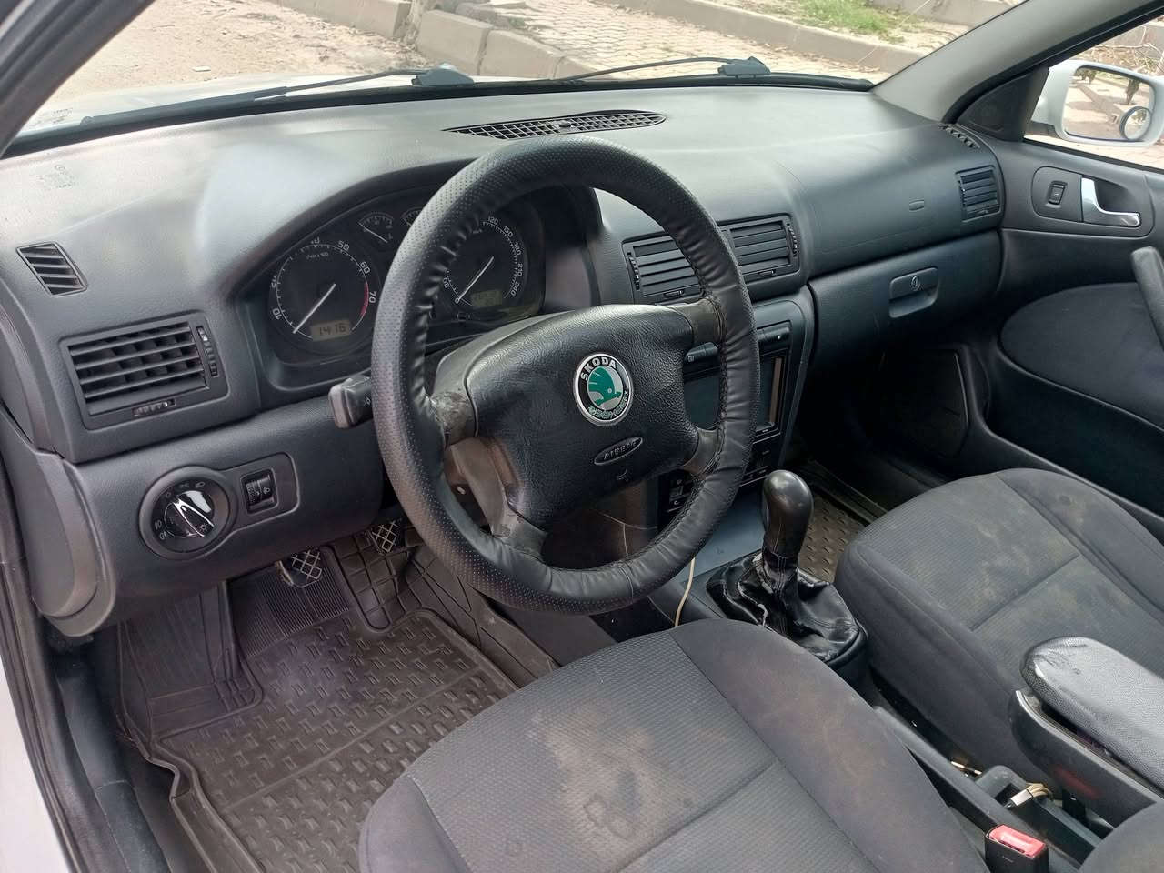 سکۆدا مۆدێل 2009 دەعم و بۆیاغی نیە بەشەرتی گێڕو مەکینەو تەقەوڕەقەوتایە ی تازەیە سەقف سڵایت و ئەی بی ئێس و سوکان پاوەرە تەبریدە ماڵی دۆستە نرخی 65وەرەقەو کەمێك مەجال
شوێن . چەمچەماڵ 
ژ.م ***********_***********
