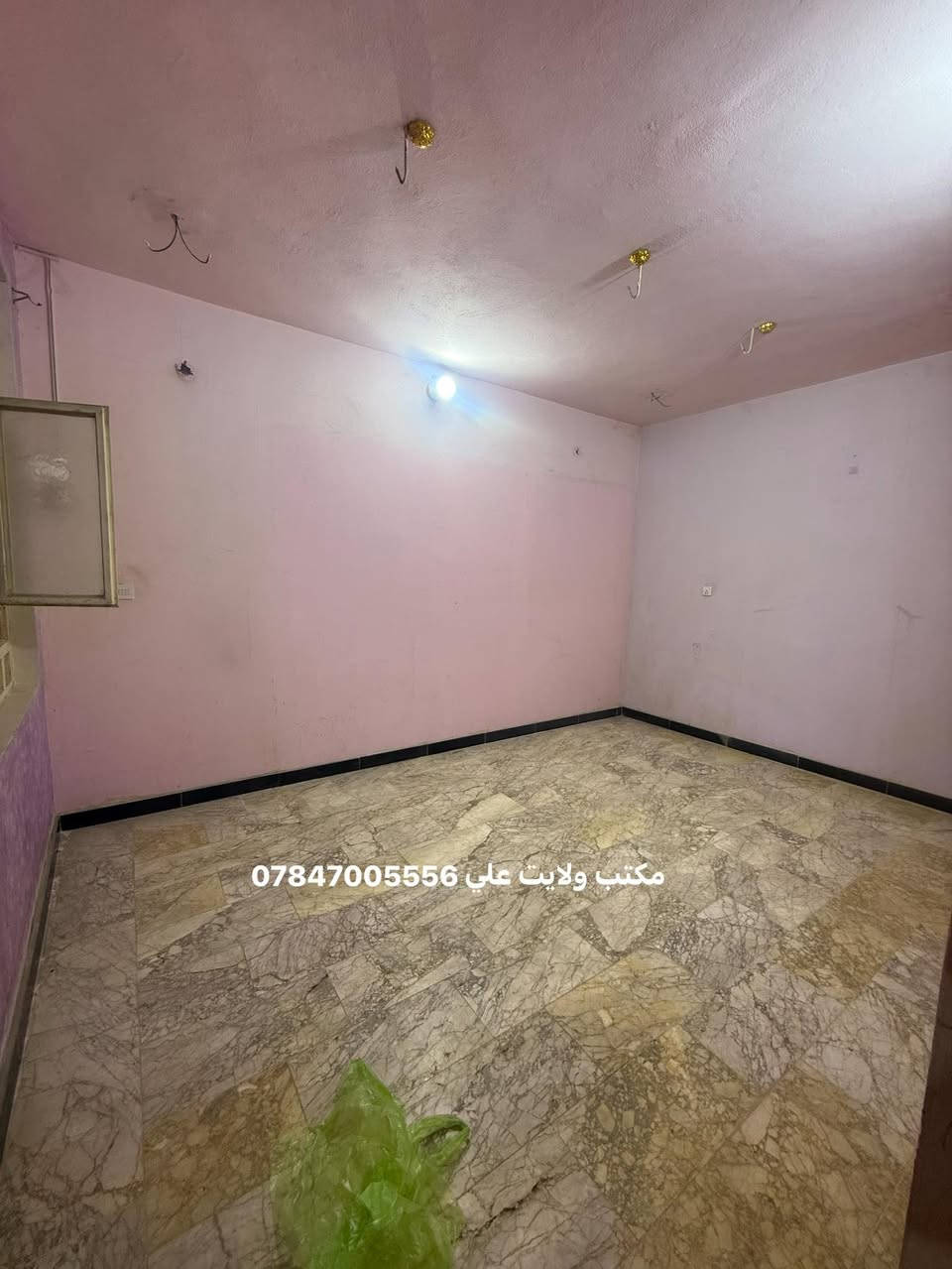 بيت إيجار في المناذرة حي المطاط قرب مدرسة البراج يحتوي على ٦غرف نوم صاله عدد ٢ستقبال حمامات عدد٤ مطبخ حار بارد البيت كامل وجديد من كل النواقص التفاصيل على الرقم مكتب ولايت علي ***********
