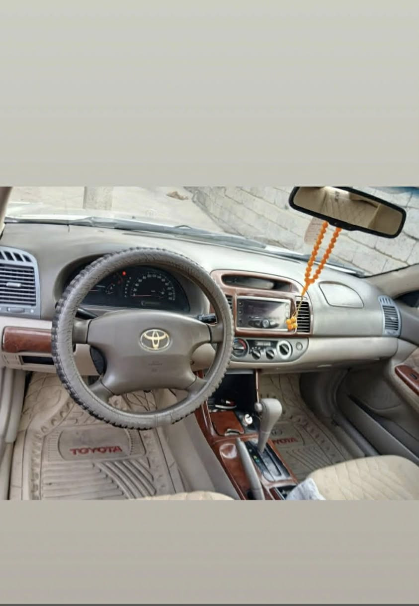 السلام عليكم تيوتا .كامري 2003
وارد خليجي لون ذهبي 
محرك. 6سلندر  3000
رقم بغداد انكليزي الجديد 
بأسمي هزه جديده 
سنويه جديده لل 29
صبغ عام للجماليه 
ضربتهة جاملغ جهة السايق 
مرجع بارد لا دواخل ولا لغود 
مكاني كربلاء 
السعر.   85وبي مجال بسيط 
السياره مبدل عقل جديد زوج تايرات جديد 
فيت بم جديد يعني متعبك چيك واحد ممشتغل ب الدشبول 
للاستفسار.  ***********
***********
